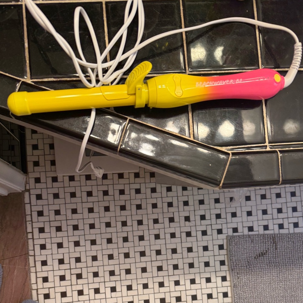 Beachwaver Yellow and Pink Hair Curler